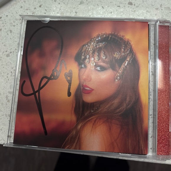 The Life of a Showgirl Taylor Swift SIGNED CD NWT - Picture 4 of 4